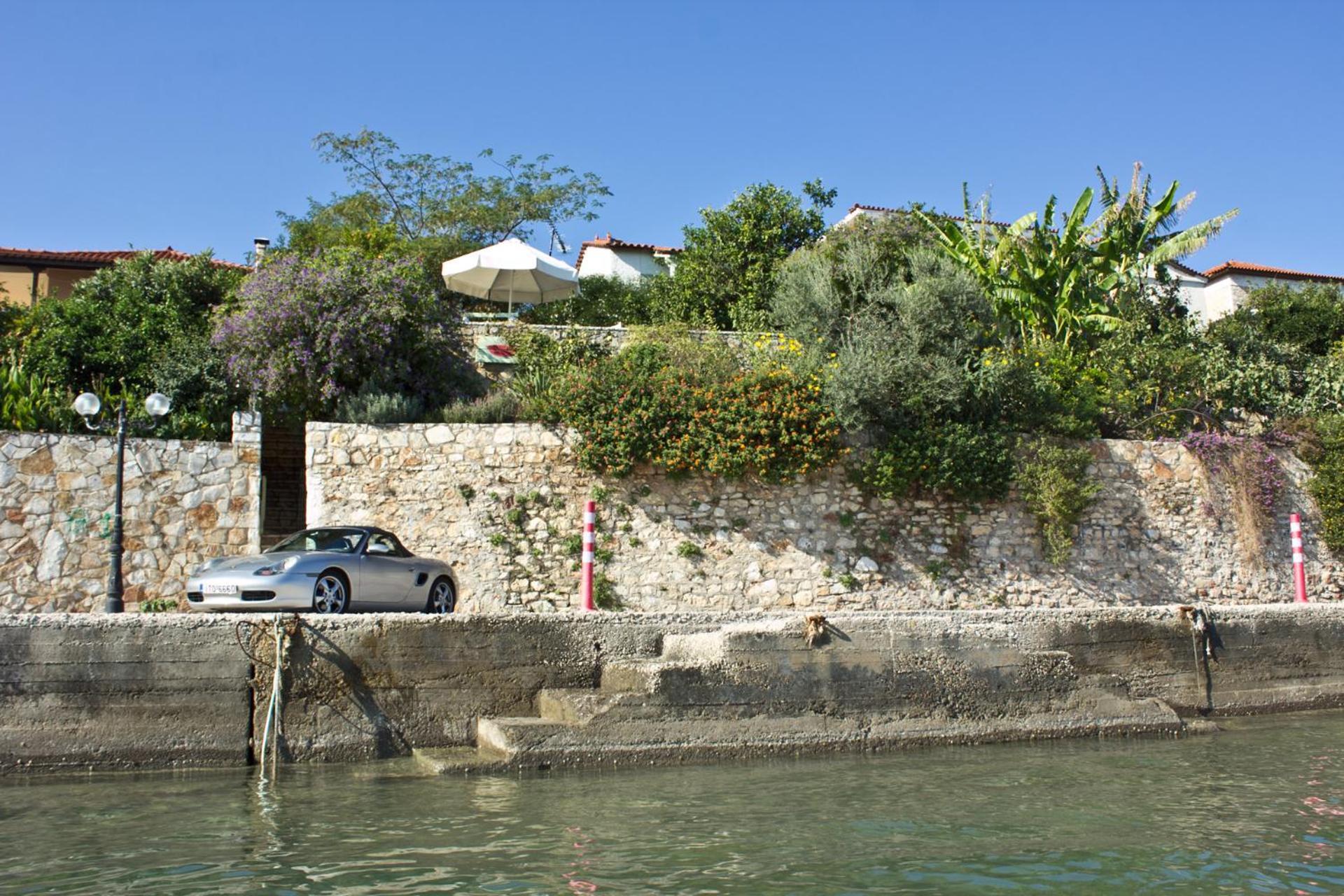1876 Traditional Seafront Kivérion